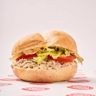 Sánguche de pollo deshilachado
